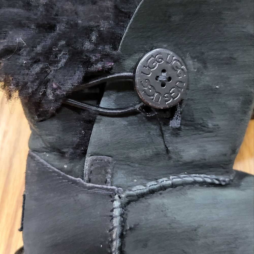 UGG Girls Boots - Picture 2 of 7
